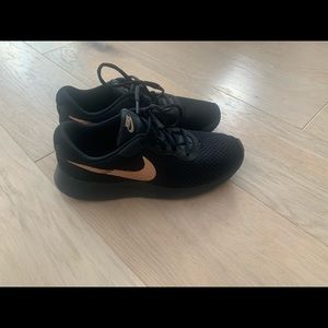 Nike Tanjun Sneakers
